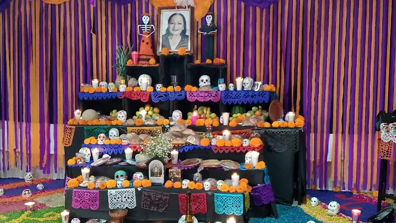 La fotografía de la maestra Amelia fue colocada en esta ofrenda